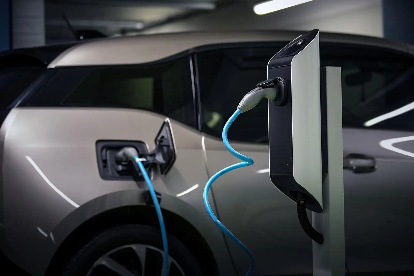 Elektrofahrzeug an einer Ladestation